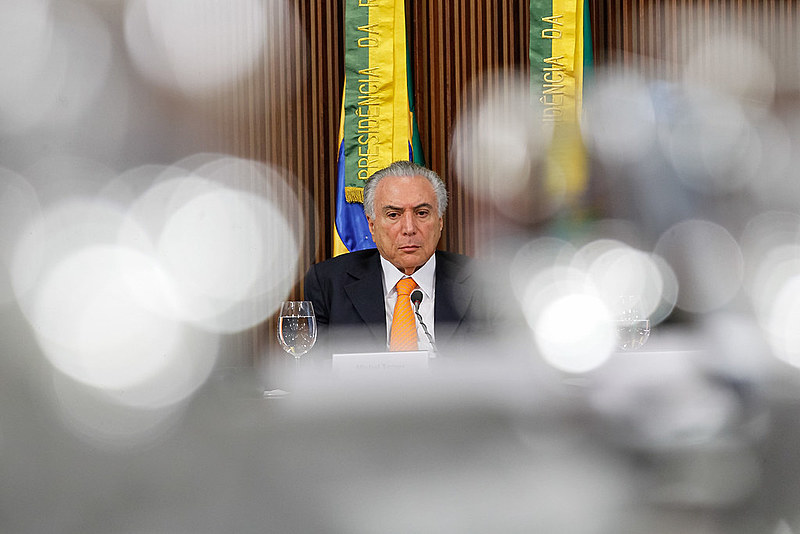 Não tem manobra ideológica ou defesa midiática que dê jeito: se os termos são esses, o governo é idiota, sim