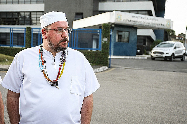 Pai Caetano em frente ao prédio da PF, em Curitiba