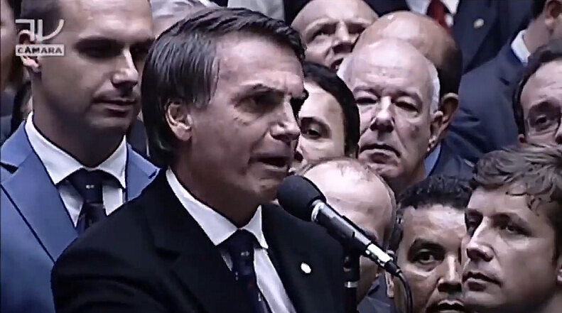 Durante votação do impeachment, Bolsonaro saúda a memória de Ustra, batizado por ele de "O Terror de Dilma Rousseff"