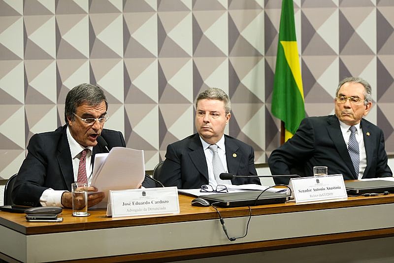 Dilma, no documento, também afirma ser “vítima de uma farsa jurídica e política” que buscaria o “restabelecimento da eleição indireta”