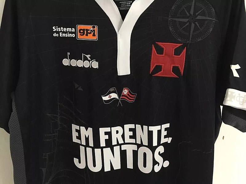 Apesar da homenagem, o uniforme gerou controvérsia entre os conselheiros do clube