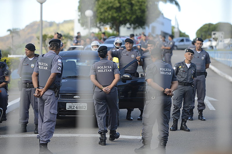 Depois de serem revistados e algemados, somente Nascimento teria sido levado pela viatura da PM. Ele era o único negro que estava no local