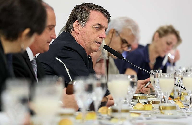 Jair Bolsonaro toma café da manhã com jornalistas estrangeiros e diz que ninguém passa fome no Brasil