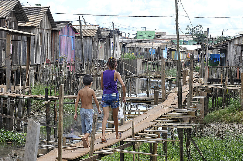 As construções são de palafitas feitas com restos de tábuas