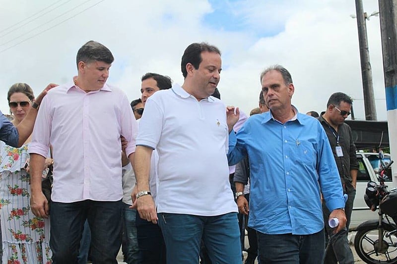 Deputado Federal André Moura e o prefeito de Ilha das Flores, Cristiano Beltrão, durante ato público em Sergipe
