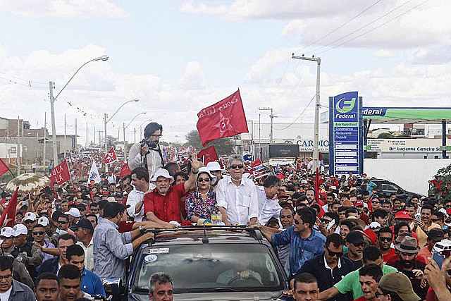 Multitud acompaña la caravana de ex-presidentes por la ciudad de Monteiro, en Paraíba