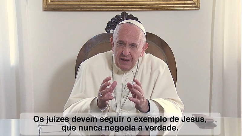 Roteiro do vídeo que acompanha a sugestão de oração reforça suspeita de indireta a Moro e Dallagnol
