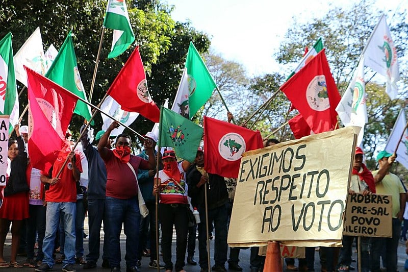 Trabalhadores protestam na sede do Ministério do Planejamento, em Brasília (DF)