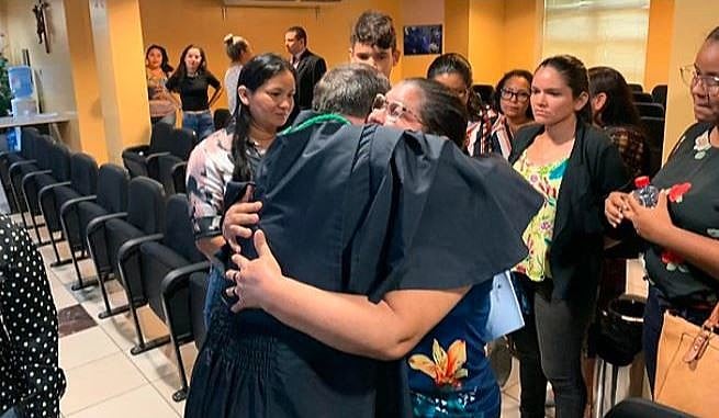 Viúva do sindicalista abraça o promotor Franklin Lobato Prado após a sentença