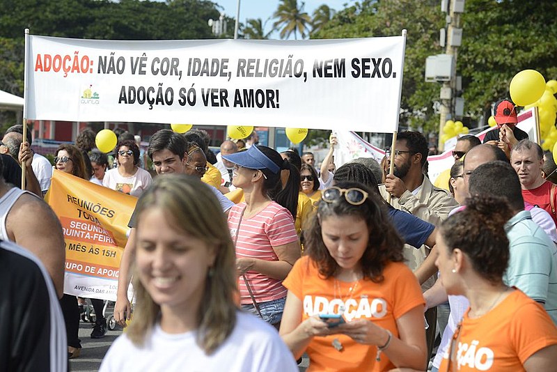 No Brasil, mais de 5 mil crianças e adolescentes esperam por um lar
