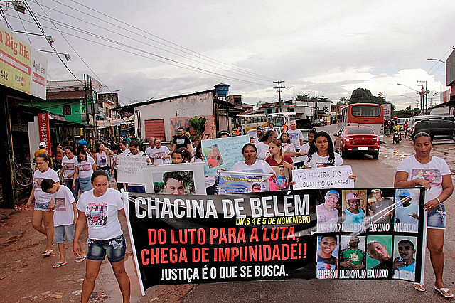 Famílias das vítimias fazem caminhada pela paz e justiça em bairro de Belém em 2015