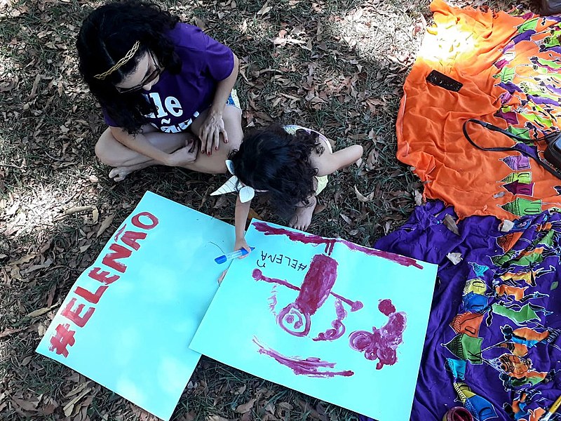 Servidora pública Clara Fagundes com a filha Helena, de 4 anos, durante oficina de cartazes em Brasília