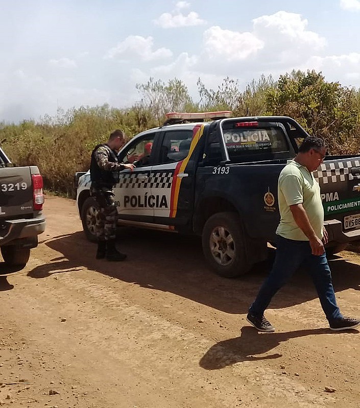 Polícia Militar no acampamento do MST em Brazlândia, no momento em que mulheres se preparavam para ir ao ato #EleNão