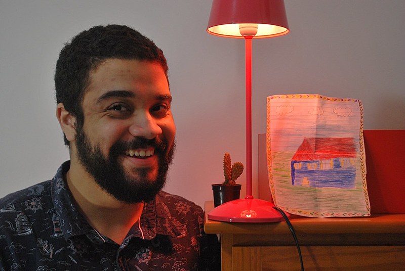 Professor se inspira em desenhos infantis para escrever historinhas infantis