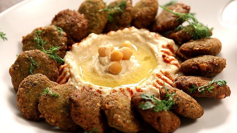 Falafel é um bolinho frito de grão-de-bico bem temperado, prato típico árabe
