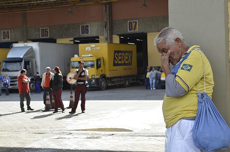 "Diante do déficit orçamentário dos Correios, por que o governo não se manifesta solidário a preservar o patrimônio estatal?"