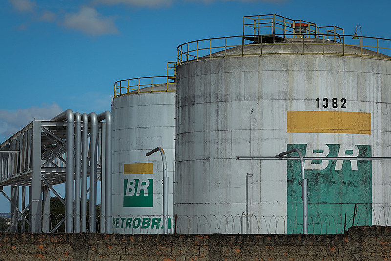 Das 17 refinarias em funcionamento no Brasil, 13 são da Petrobras e têm capacidade instalada de refino diária de 2,4 milhões