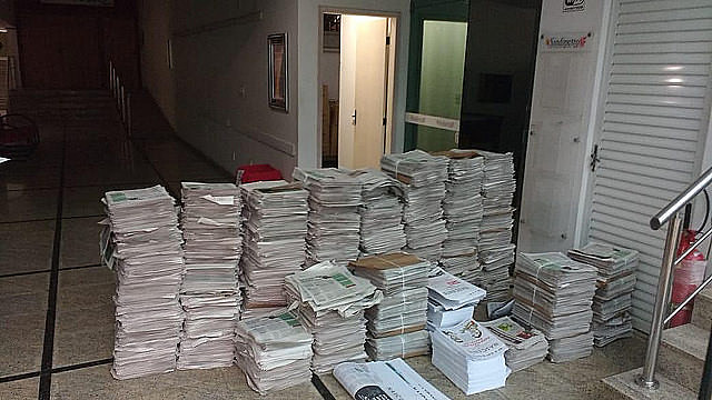 Newspaper copies seized on Sunday at the Sindipetro-NF headquarters
