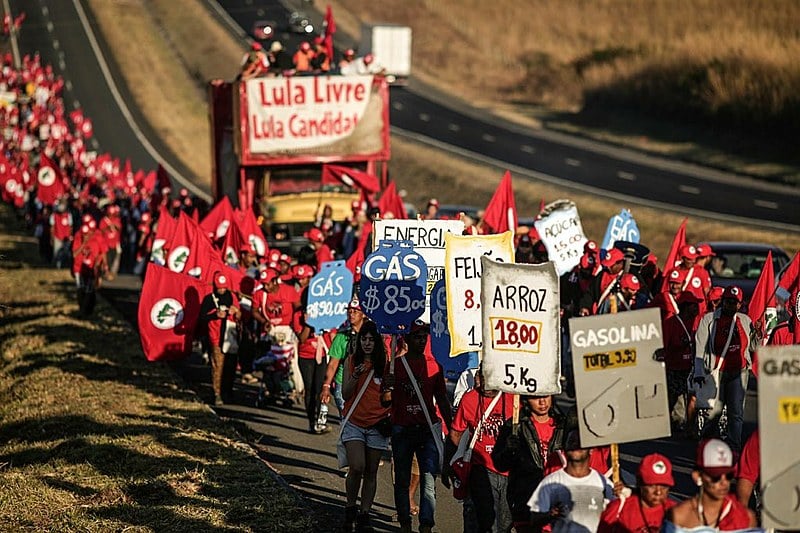 A marcha também serve para denunciar as violações da democracia protagonizadas pela própria justiça brasileira.