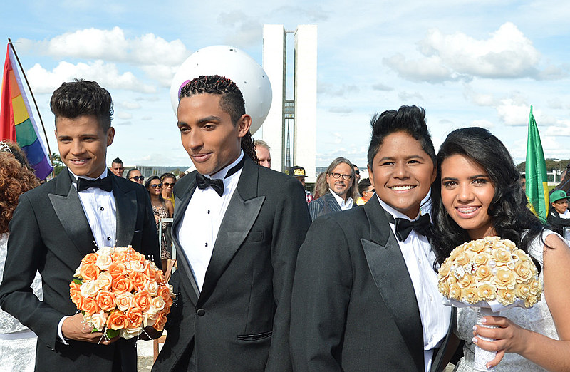 A equiparação entre companheiro e cônjuge, para termos de herança, abrange também as uniões estáveis de casais LGBTs