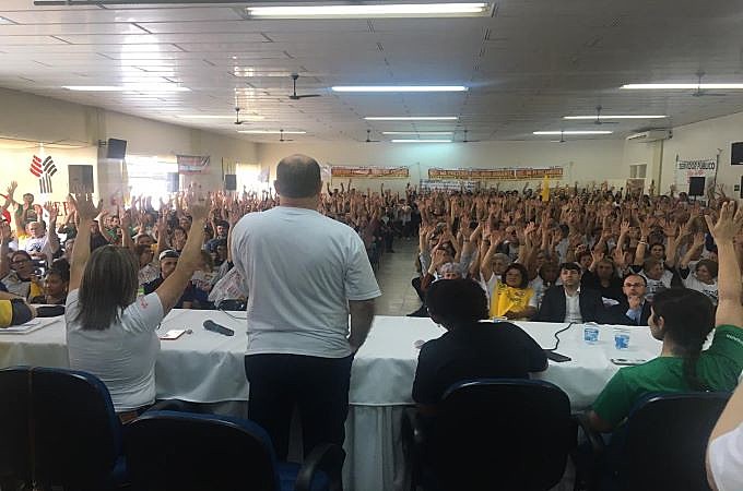 Em assembleia, servidores estaduais votam por greve contra o pacote Reforma RS de Eduardo Leite