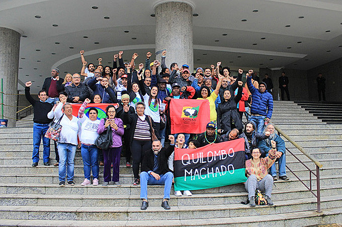 Quilombolas e apoiadores comemoram decisão em frente ao TRF4