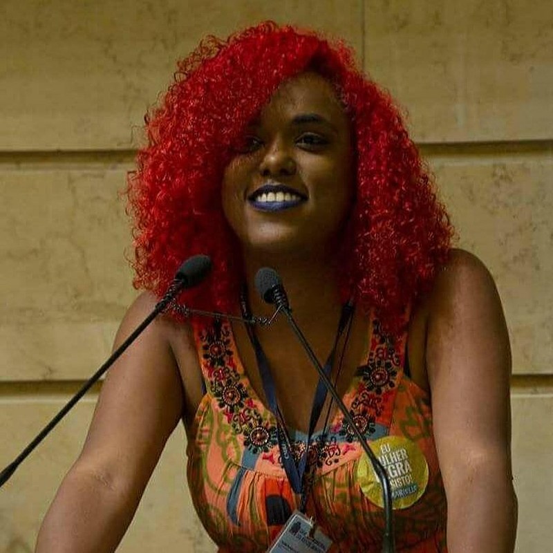 De acordo com assessoria de imprensa da deputada, a mensagem dizia: “bala nos…” acompanhada de diversos pontos, simulando buracos de tiros