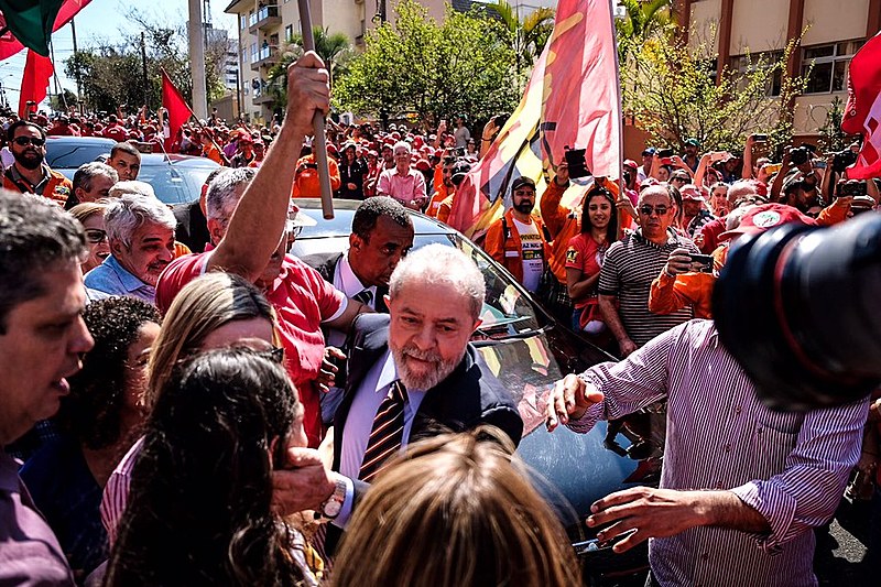 Trabalhadores sem-terra do interior do Paraná formaram um cordão de isolamento para acolher Lula minutos antes do depoimento