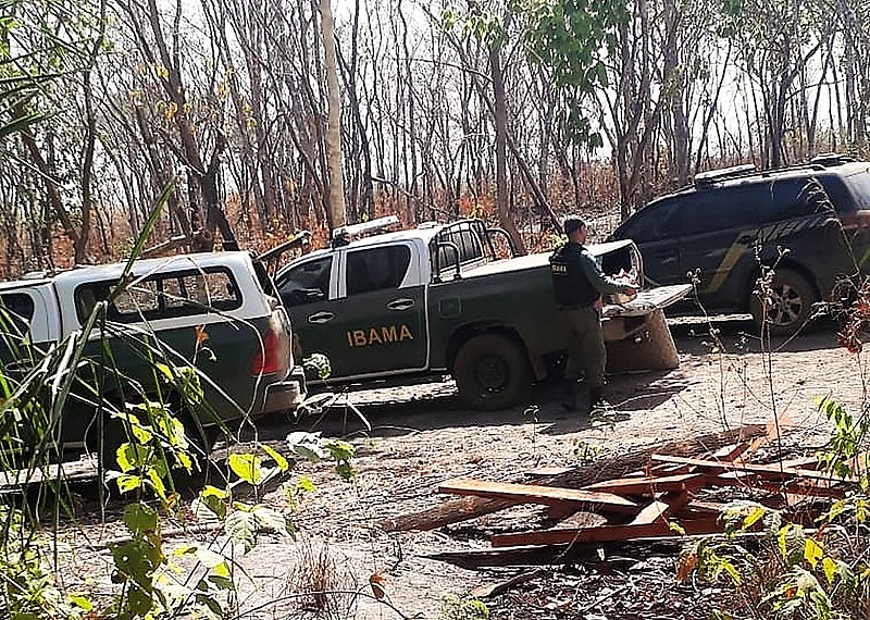 Fiscais do Ibama e agentes da PF em operação na Terra indígena Areões, no Mato Grosso