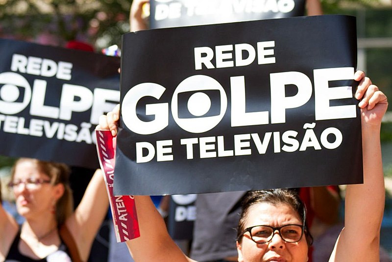 Manifestantes contrários ao impeachment protestam contra a Rede Globo