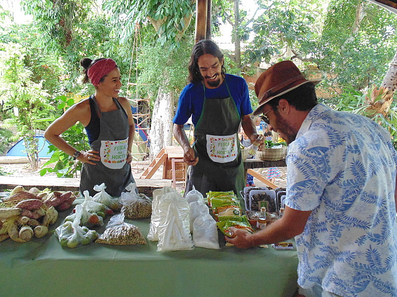 Rebeca Barros e Jorge Mutante são organizadores da Feira na Horta, que acontece semanalmente na CasAmarela