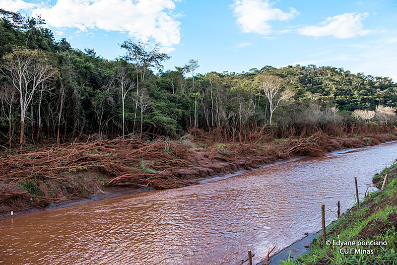 Barragem rompeu em novembro de 2015 e derramou toneladas de lama tóxicas, soterrando comunidades e destruindo o Rio Doce