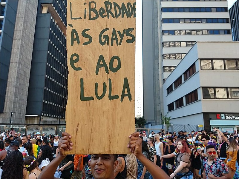 Críticas a Bolsonaro e defesa do ex-presidente Lula marcaram manifestações políticas em meio às festividades da Parada