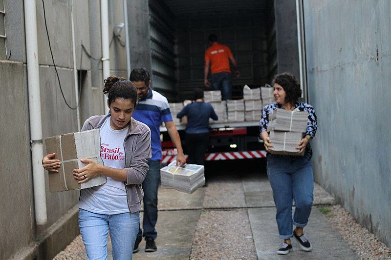 Organizados para distribuir até 20 mil jornais em apenas uma manhã na capital e em mais de 20 cidades do interior