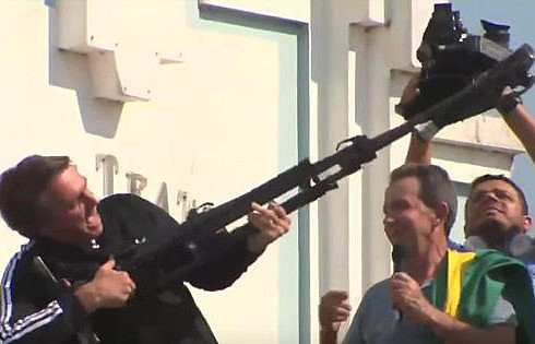 Bolsonaro defende a flexibilização do porte de arma para civis