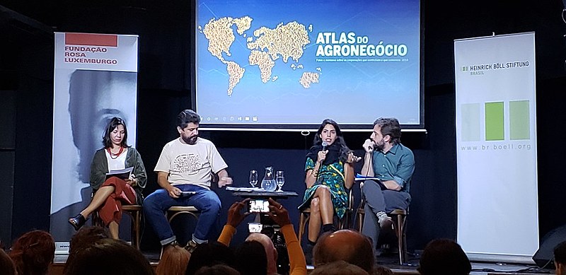 Bela Gil e Gregório Duvivier participaram da mesa de debates em lançamento