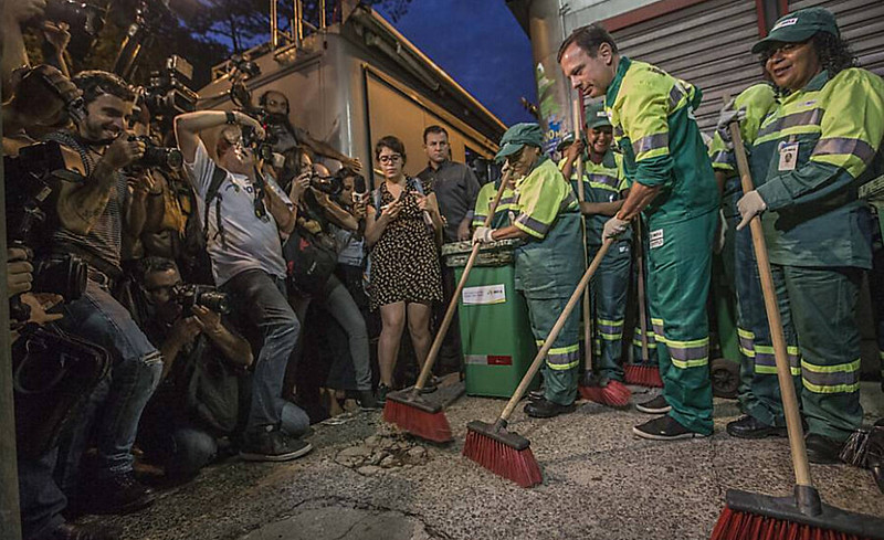Como gari, Doria passou uma hora conversando com a imprensa e só pegou na vassoura para posar para fotos