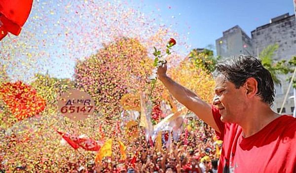 Fernando Haddad (PT) cumprirá um papel importante para o futuro democrático do Brasil, reunindo no 2° turno as forças antifascistas.