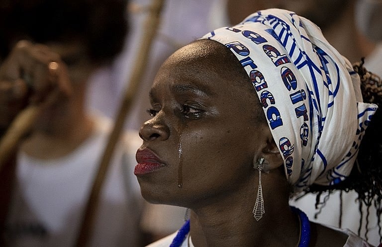 Mulher chora durante ato em homenagem ao mestre Moa do Katendê, assassinado por um apoiador de Bolsonaro
