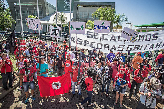 Acto frente a la Confederación Nacional de Agricultura (CNA), en Brasilia (DF)