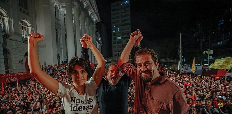 Manuela D'Ávila (PCdoB), Lula (PT) e Guilherme Boulos (PSOL) em ato político