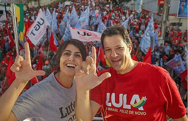 El candidato a presidente Fernando Haddad y la candidata a vicepresidente en la lista electoral del PT,  Manuela D’Ávila