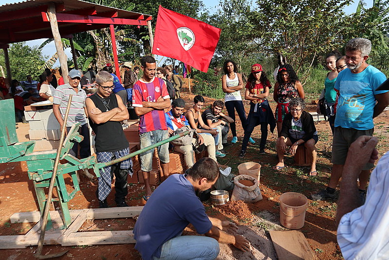 Durante as atividades de comemoração de cinco anos do assentamento foi inaugurada uma casa de farinha e uma máquina para produzir tijolos