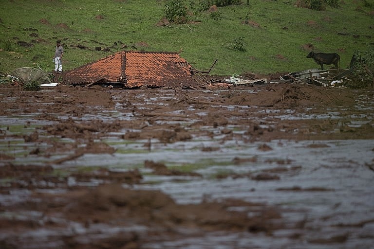 Telhado de uma casa destruída pela lama em Brumadinho (MG)