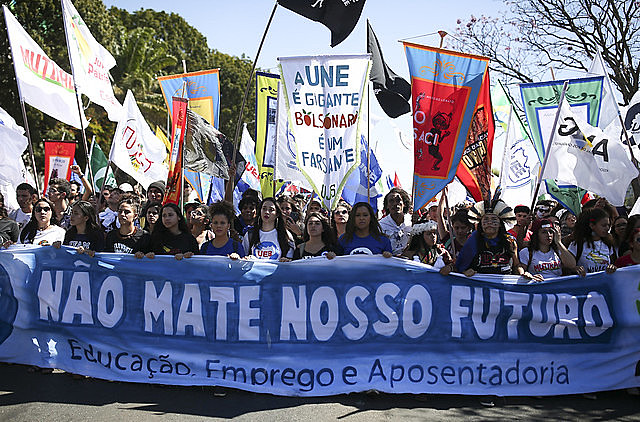 Brasilia: estudiantes protestan contra los cortes en la Educación y la reforma de las Pensiones durante el último Congreso de la UNE