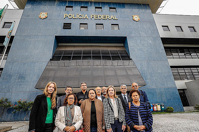 11 senadores de la Comisión de Derechos Humanos visitan a Lula en la sede de la Superintendencia de la Policía Federal en Curitiba