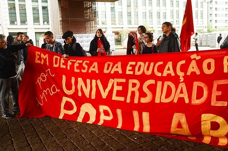 Estudantes de universidades paulistas protestam em defesa da educação pública