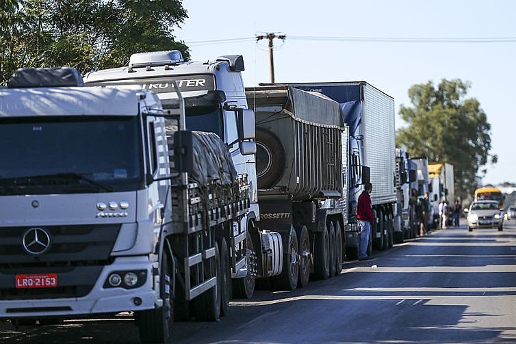 Manifestação de caminhoneiros no Rio de Janeiro por conta do preço do diesel