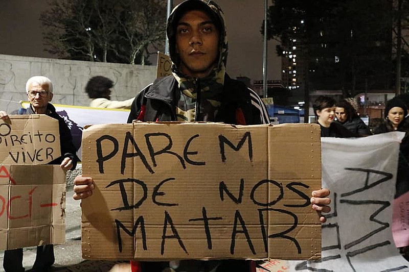 Os cartazes feitos durante o protesto destacavam também dados sobre mortes de jovens negros.