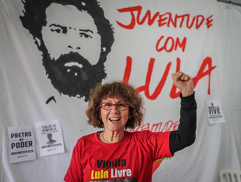 Senadora Laurence Cohen, do Partido Comunista Francês visita a vigília nesta quarta-feira (25)